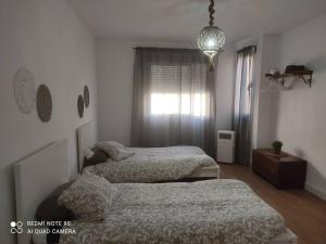 - une chambre avec 2 lits et une fenêtre dans l'établissement Ideal Apartamento para familia con wifi, à Sagonte