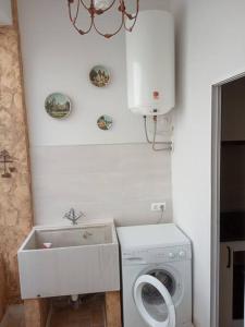 y baño con lavadora y lavamanos. en Ideal Apartamento para familia con wifi, en Sagunto