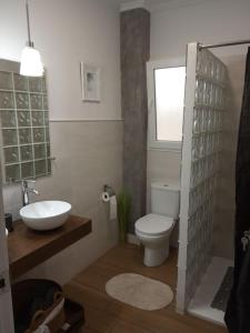La salle de bains est pourvue de toilettes blanches et d'un lavabo. dans l'établissement Ideal Apartamento para familia con wifi, à Sagonte