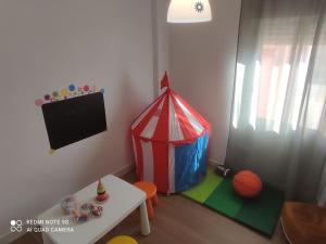 Habitación infantil con tienda de circo y mesa en Ideal Apartamento para familia con wifi, en Sagunto