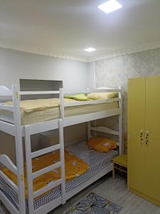 um quarto com 2 beliches e um cacifo em Aragats Hostel & Guest House em Guiumri