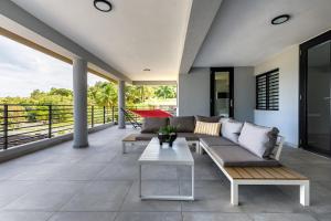 Un balcon sau o terasă la Luxury Modern Luquillo Beach Villa
