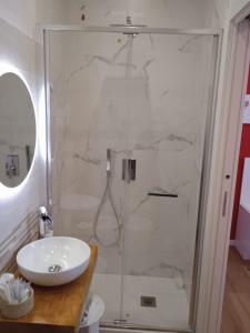 bagno con doccia, lavandino e specchio di Room and Breakfast San Marco a Bologna