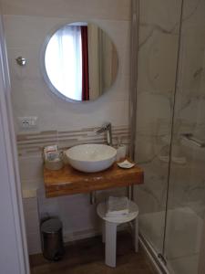 uma casa de banho com um lavatório e um chuveiro em Room and Breakfast San Marco em Bolonha