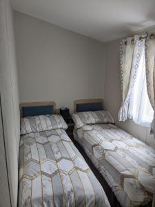 ジスバーンにあるSashas retreatのベッド2台が備わる部屋