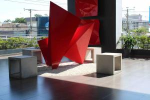 eine rote Skulptur auf der Seite eines Gebäudes in der Unterkunft O & D’s Gallery Apartment in San Salvador