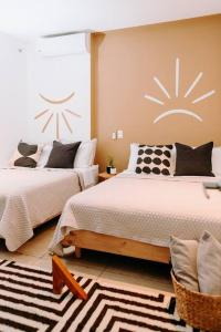 um quarto com 2 camas e um tapete em O & D’s Gallery Apartment em San Salvador