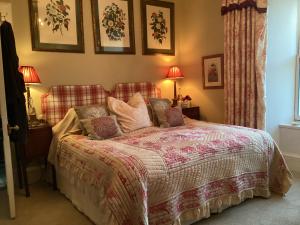 Loch Gorm House客房内的一张或多张床位