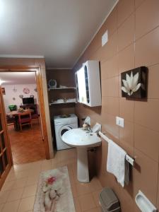 La salle de bains est pourvue d'un lavabo et d'un lave-linge. dans l'établissement Casa Cuore, à Sassello