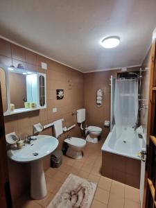 La salle de bains est pourvue de 2 toilettes, d'un lavabo et d'une douche. dans l'établissement Casa Cuore, à Sassello