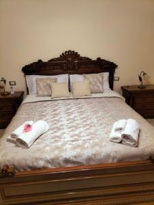 1 dormitorio con 1 cama con 2 toallas en B&B Rosa dei Venti, en Sorso