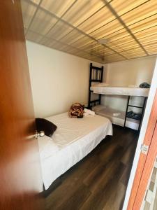 een slaapkamer met een bed met een rugzak erop bij Hotel Aaron FILANDIA in Filandia