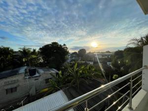 uma vista para o pôr-do-sol a partir da varanda de uma casa em Edificio Itzé SOLARIS apto 2 habitaciones em Tolú