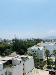 eine Luftansicht einer Stadt mit weißen Gebäuden in der Unterkunft Habitación en miraflores in Lima