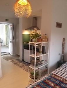 een kamer met een witte plank met planten erop bij Casa Da Cabeça in Faro