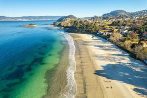 an aerial view of a beach and the ocean at Apartamento Illa do Santo in Bueu