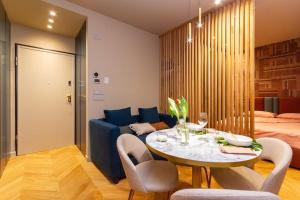 - un salon avec une table et un canapé bleu dans l'établissement La bombonera lagrang3, à Turin