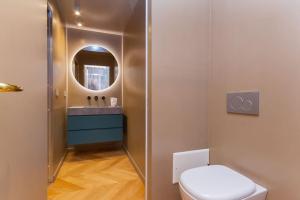 La salle de bains est pourvue de toilettes et d'un lavabo avec miroir. dans l'établissement La bombonera lagrang3, à Turin