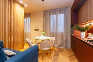 una cucina e una sala da pranzo con tavolo e sedie di La bombonera lagrang3 a Torino