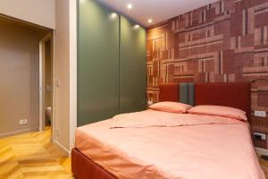um quarto com uma cama grande e uma parede em La bombonera lagrang3 em Turim