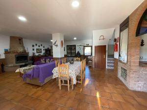 アラセナにあるCasa rural la Galvanaのテーブルとソファのあるリビングルーム