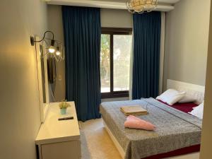 A bed or beds in a room at El gouna South Marina Townhouse Apartment 3 bedrooms Még 37 kép