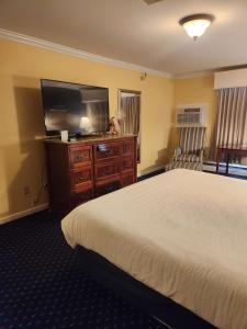 a hotel room with a bed and a flat screen tv at Best Western White House Inn in Bangor