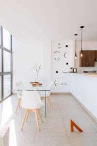 a dining room with a table and a kitchen at O & D’s Gallery Apartment in San Salvador