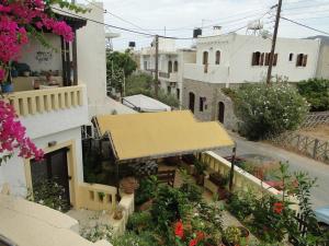 einen Blick über ein Gebäude mit gelbem Dach in der Unterkunft Paradise Inn in Mílatos