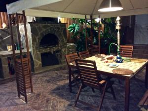 アナパにあるWave Holiday Homeのダイニングルーム(テーブル、暖炉付)