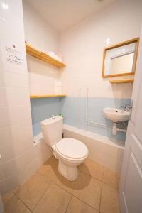 La salle de bains est pourvue de toilettes et d'un lavabo. dans l'établissement Appartement luxueux 2 chambre CENTRE VILLE Langkawi, à Chalon-sur-Saône