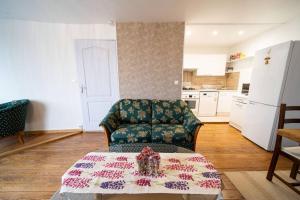 ein Wohnzimmer mit Sofa und Tisch in der Unterkunft Appartement luxueux 2 chambre CENTRE VILLE Langkawi in Chalon-sur-Saône