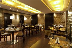 a dining room with tables and chairs in a restaurant at Hotel Patagonia in Río Gallegos