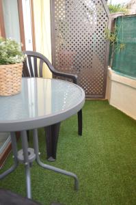 stół i krzesło w pokoju z zielonym dywanem w obiekcie Habitación privada Granada centro w Grenadzie