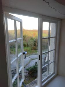 Bratton ClovellyにあるHeadson Farmhouse Longer stay for lessの庭を望む開口窓