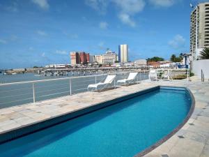 una piscina en la azotea de un edificio en Vista sensacional frente mar, en Fortaleza