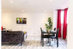 sala de estar con sofá y mesa en Pristine Relocation Apartments en Londres