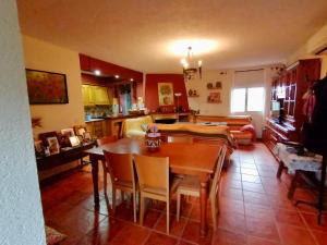 a kitchen and living room with a table and chairs at Casa el Acebuche in Cazorla