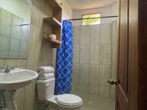 ein Bad mit einem WC, einem Waschbecken und einer Dusche in der Unterkunft La Casa De Eros in Ayampe