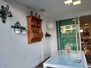 a room with a glass table and some plants at Porto das Dunas paraíso 300m do Beach Park in Aquiraz