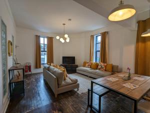 ein Wohnzimmer mit einem Sofa und einem Tisch in der Unterkunft Camberwell Church Street in London
