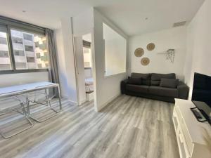 salon z kanapą i stołem w obiekcie Apartamento nuevo con piscina, temporada w mieście El Puerto de Santa María
