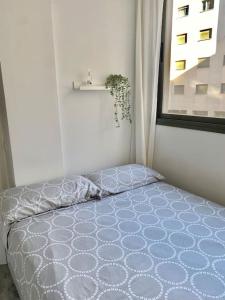 łóżko w białym pokoju z oknem w obiekcie Apartamento nuevo con piscina, temporada w mieście El Puerto de Santa María +4 zdjęcia