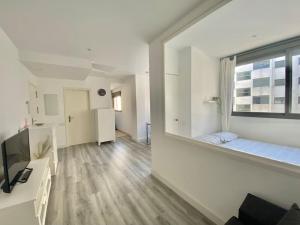 Telewizja i/lub zestaw kina domowego w obiekcie Apartamento nuevo con piscina, temporada