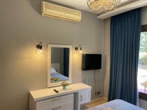 A television and/or entertainment centre at El gouna South Marina Townhouse Apartment 3 bedrooms