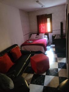 una sala de estar con una cama y un sofá en Lunarota Home, en Madrid