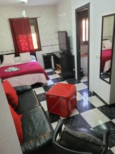 1 dormitorio con 1 cama, 1 silla y TV en Lunarota Home, en Madrid
