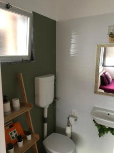 un bagno con un water e un lavandino di BELVEDERE SUITE a Faro