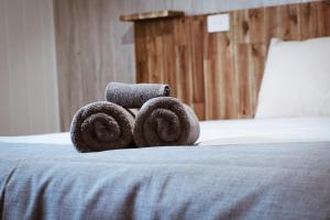 uma pilha de toalhas sentadas em cima de uma cama em Mount Rumney Escapes - 4 Seaview Devil House em Mount Rumney
