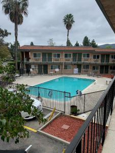 una gran piscina frente a un hotel en Americas Best Value Inn Thousand Oaks, en Thousand Oaks